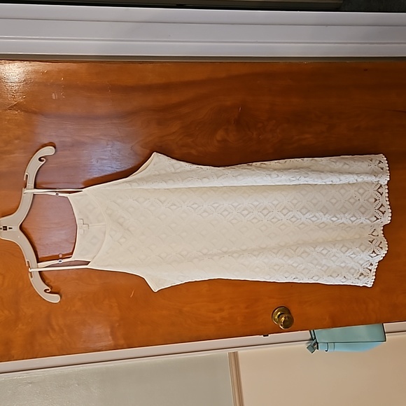 Beautiful white lace dress. - Picture 1 of 9